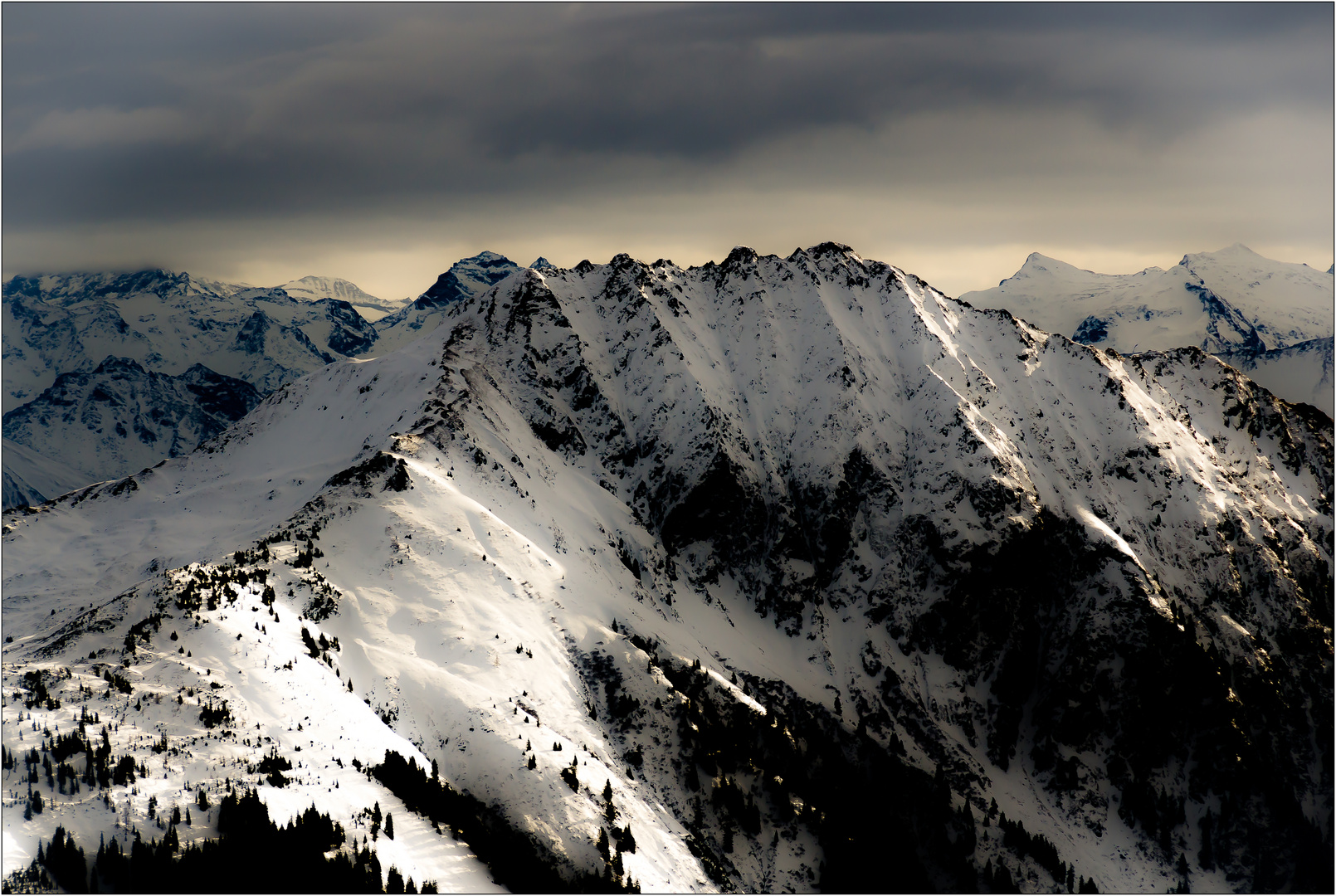 Rauhe schöne Bergwelt