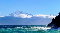 Rauher Atlantik mit Teide - La Gomera