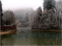 Rauhreif mit von der Sonne gefressenem Nebel