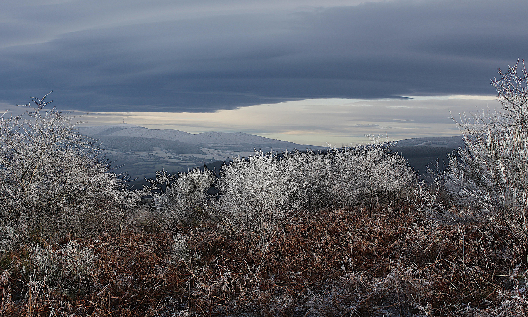 Rauhreif, Schnee und dunkle Wolken