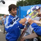 Raul gibt Autogramme