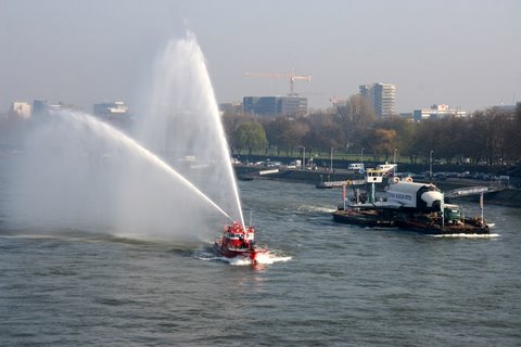 Raumfähre schwebt über dem Rhein bei Düsseldorf