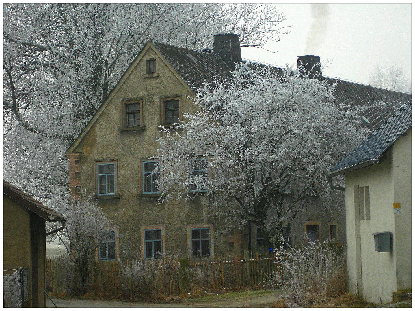 Raureif auf dem Dorf