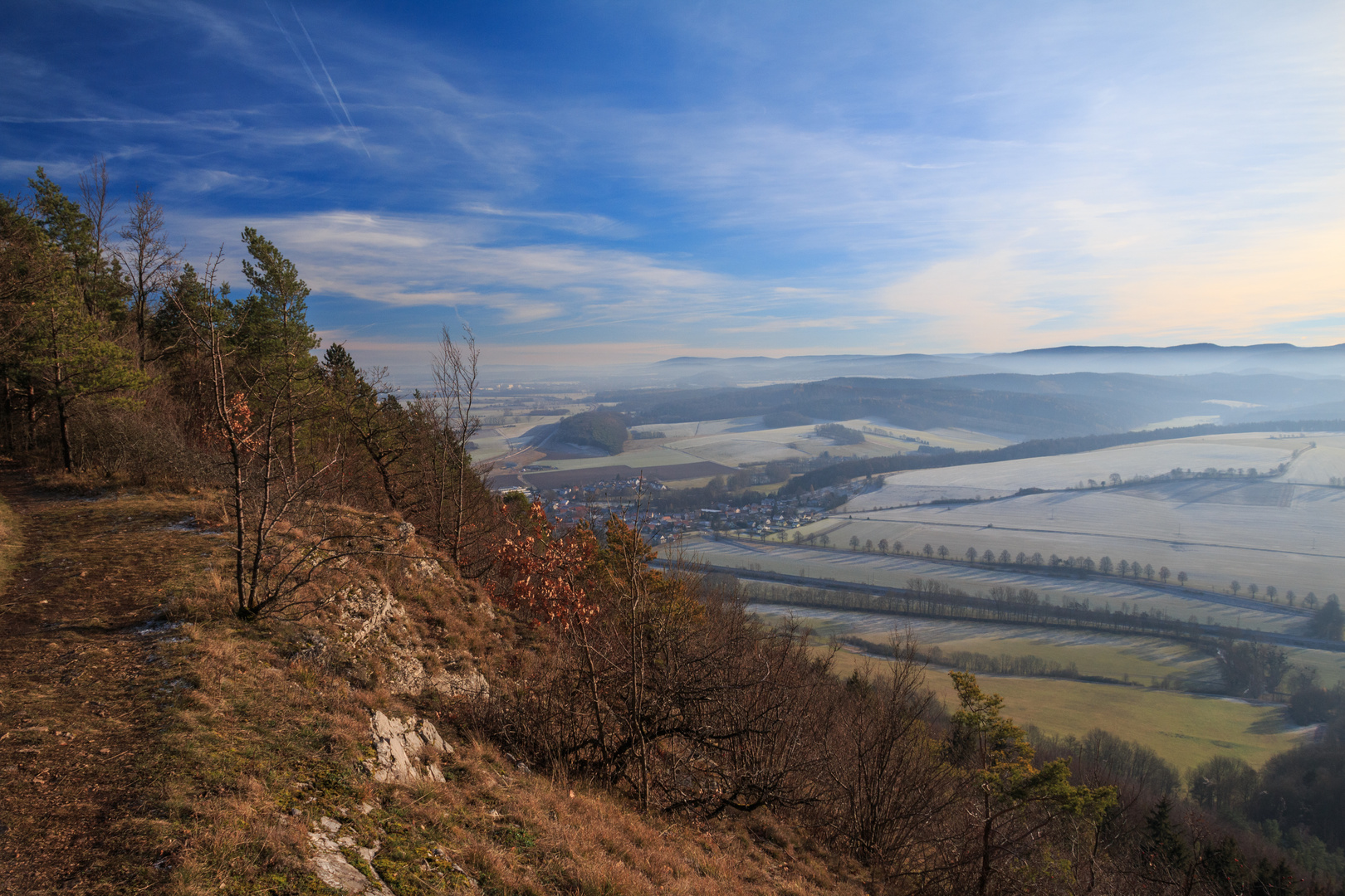 Raureif über dem Vorland des Thüringer