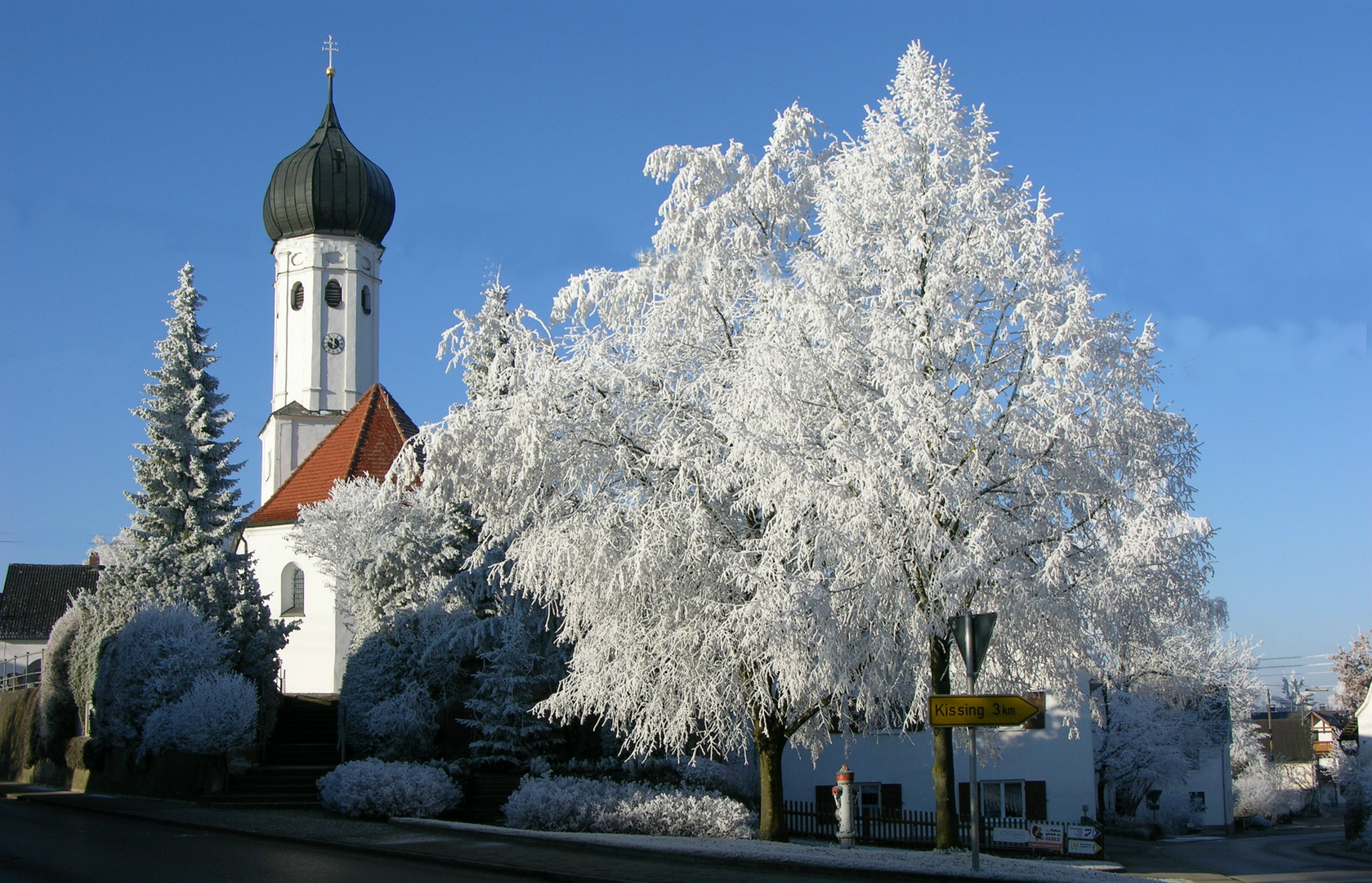 Raureif um Dorfkirche Hörmannsberg