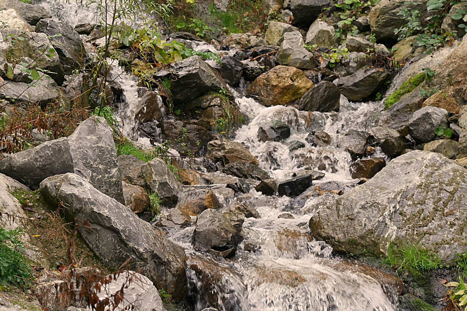 Rauschender Bach sprudelt über Kalkgestein.