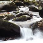 Rauschendes Wasser im Bach