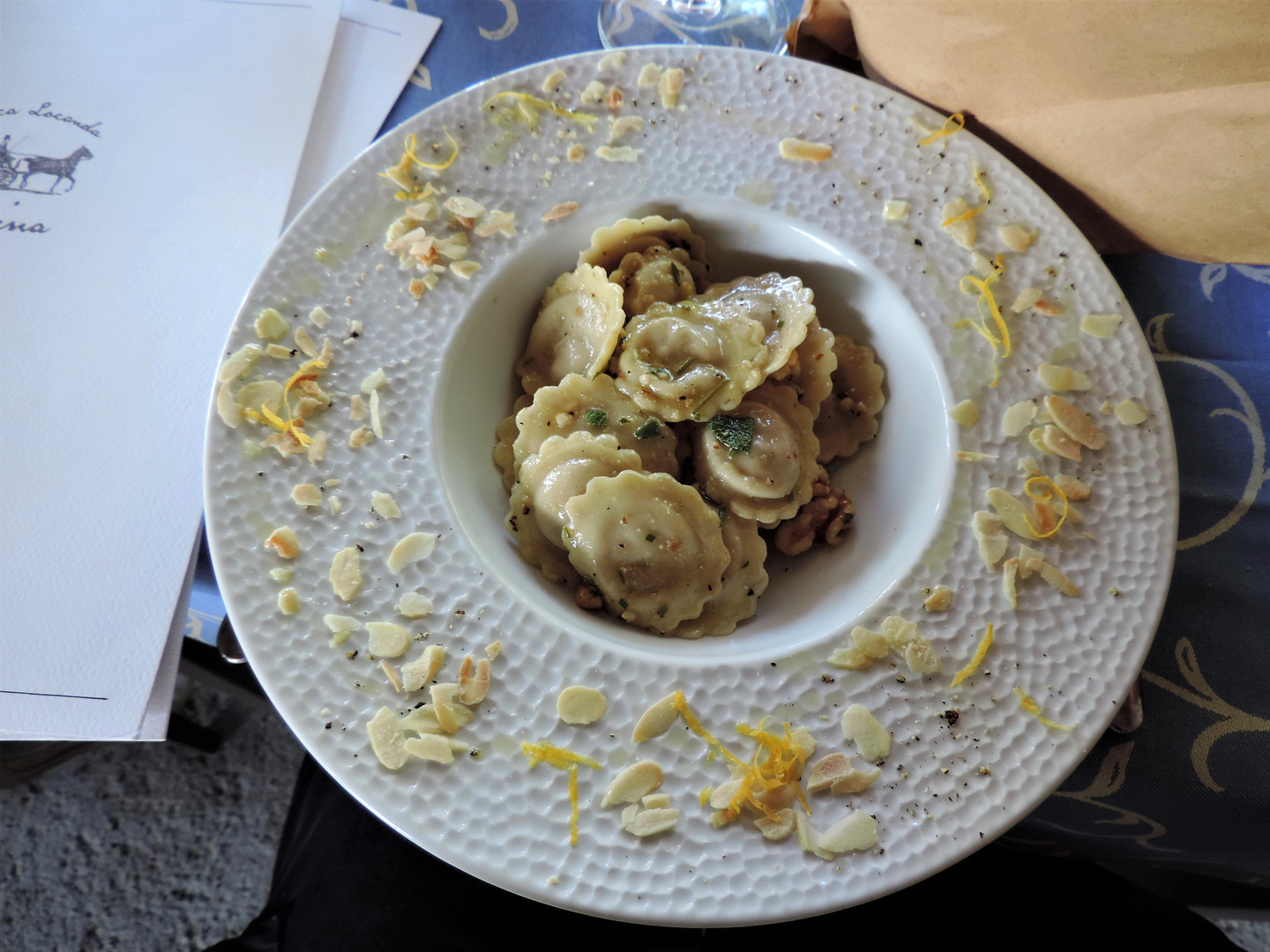 Ravioli di tofu con scaglie di noci, mandorle e altro...