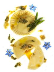 Ravioli mit Spargelfüllung und Eigelb