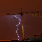 rayo contra grua de obra.