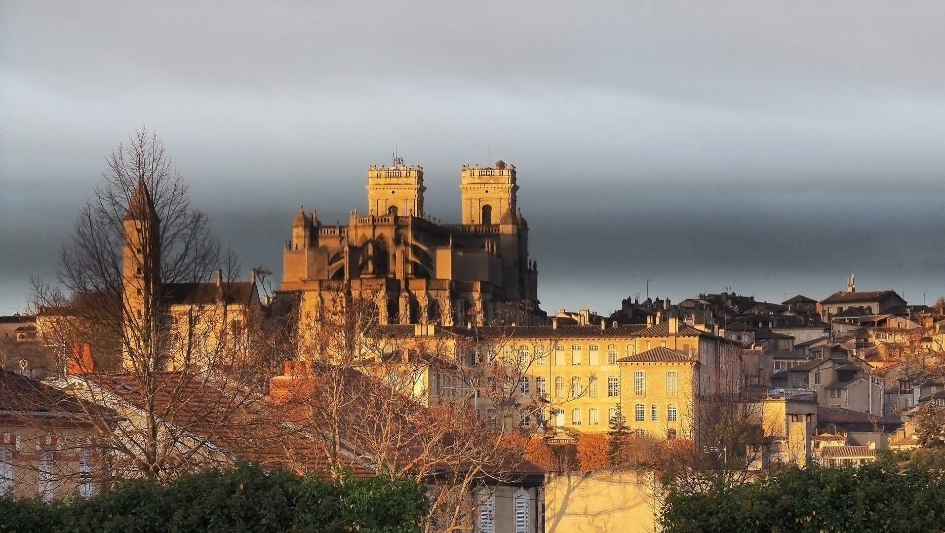 Rayon de soleil matinal en décembre sur le centre-ville de Auch