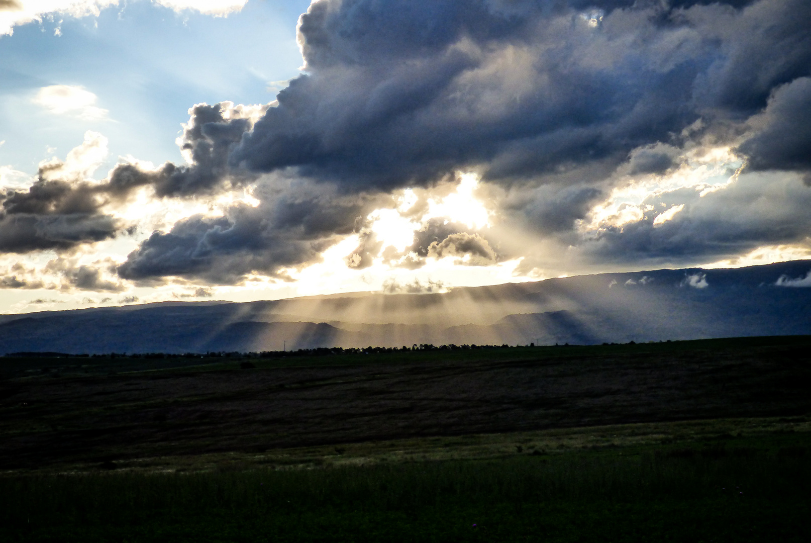 Rayos de sol de una nube de tormenta