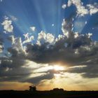 Rayos de sol entre las nubes