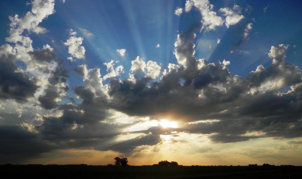 Rayos de sol entre las nubes