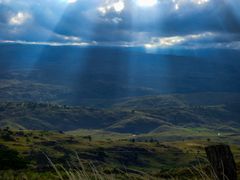 Rayos de sol sobre el valle