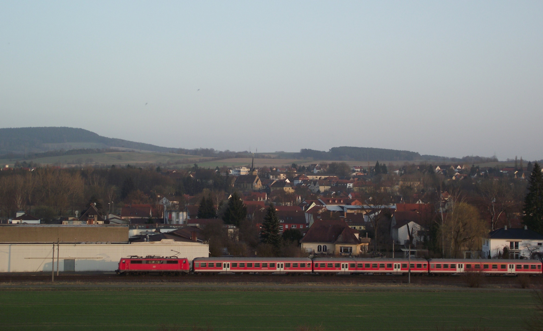 RB vor der Ortskulisse von Küps