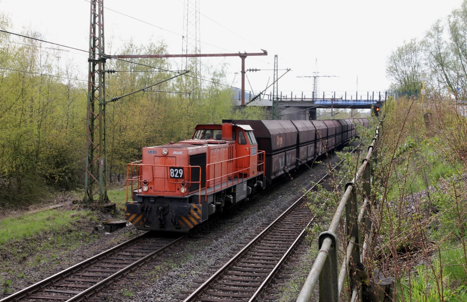 RBH 829 mit Schüttgutwagen aus Oberhausen West