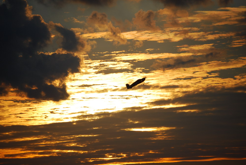 RC Flugzeug im Sonnenuntergang