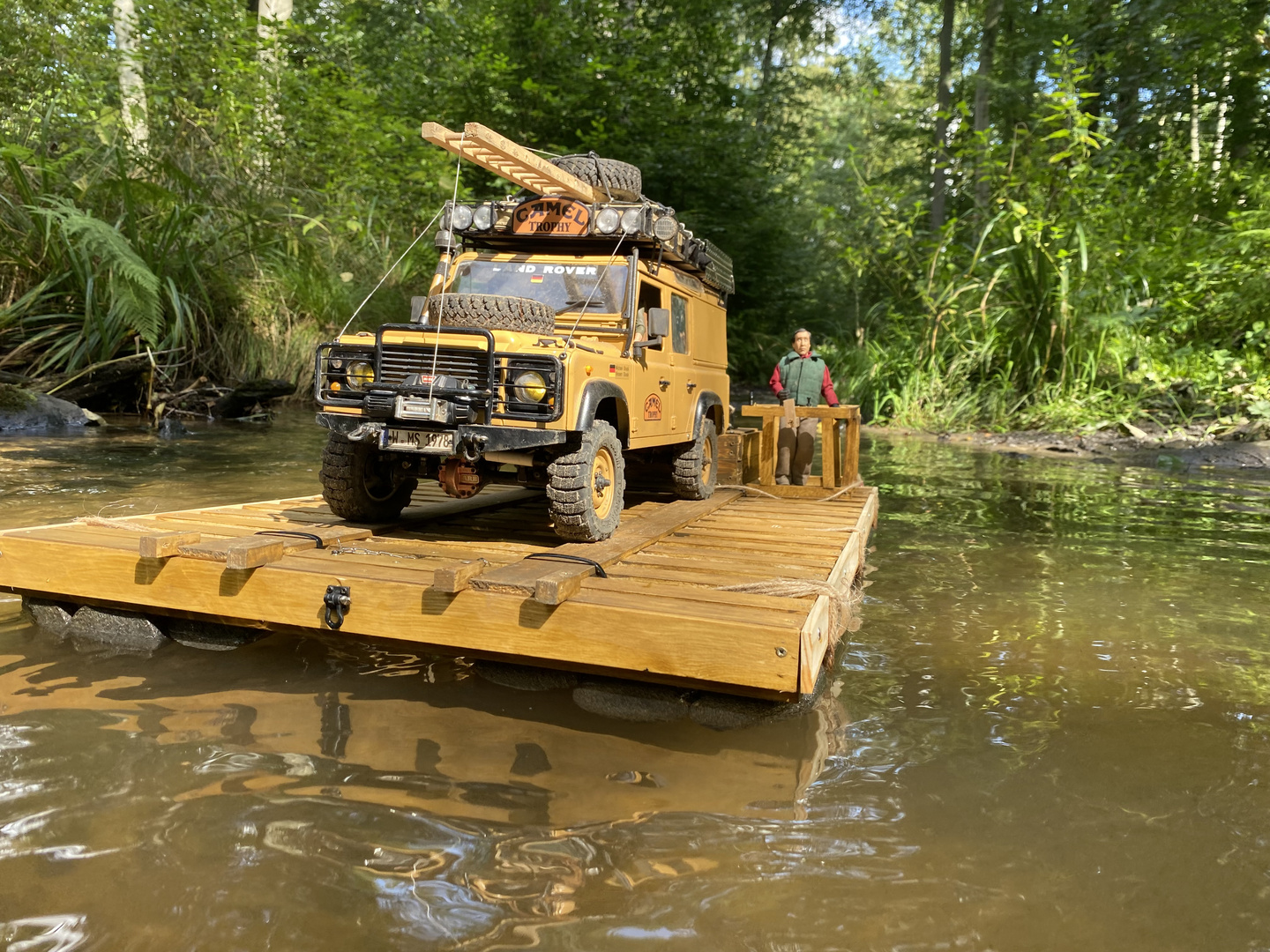 Rc Land Rover Defender 110 Camel Trophy und Rc Floß 