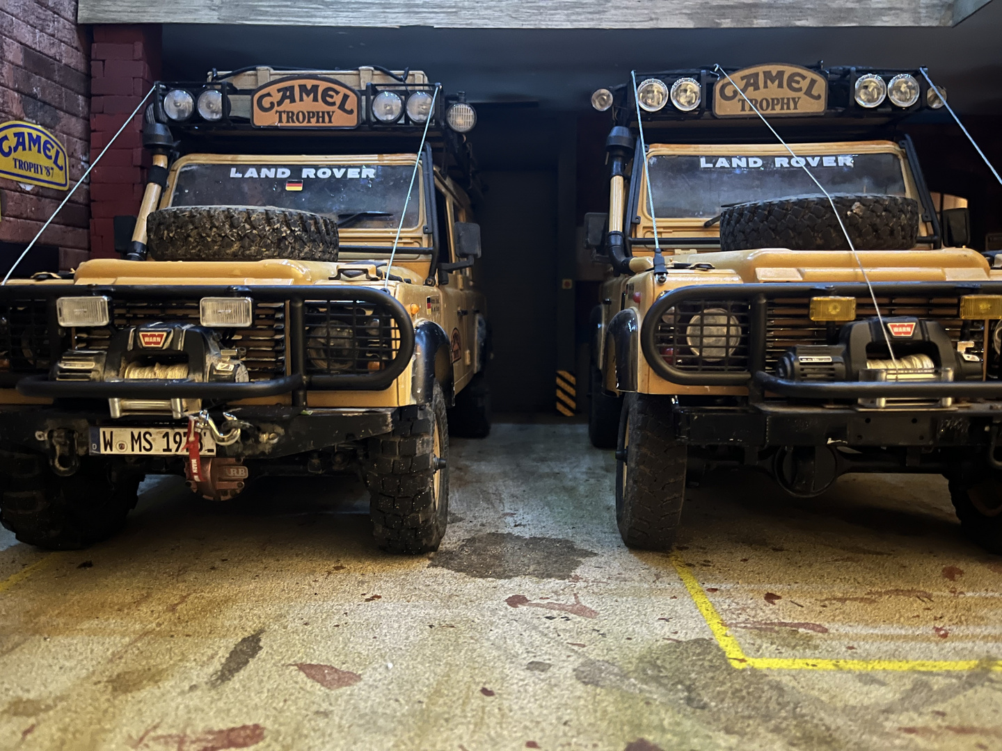 Rc Modellbau Garage mit Land Rover D110 und D90 Camel Trophy Fahrzeugen 