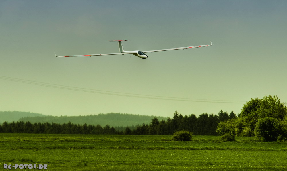 RC-Segelflugzeug beim Landeanflug