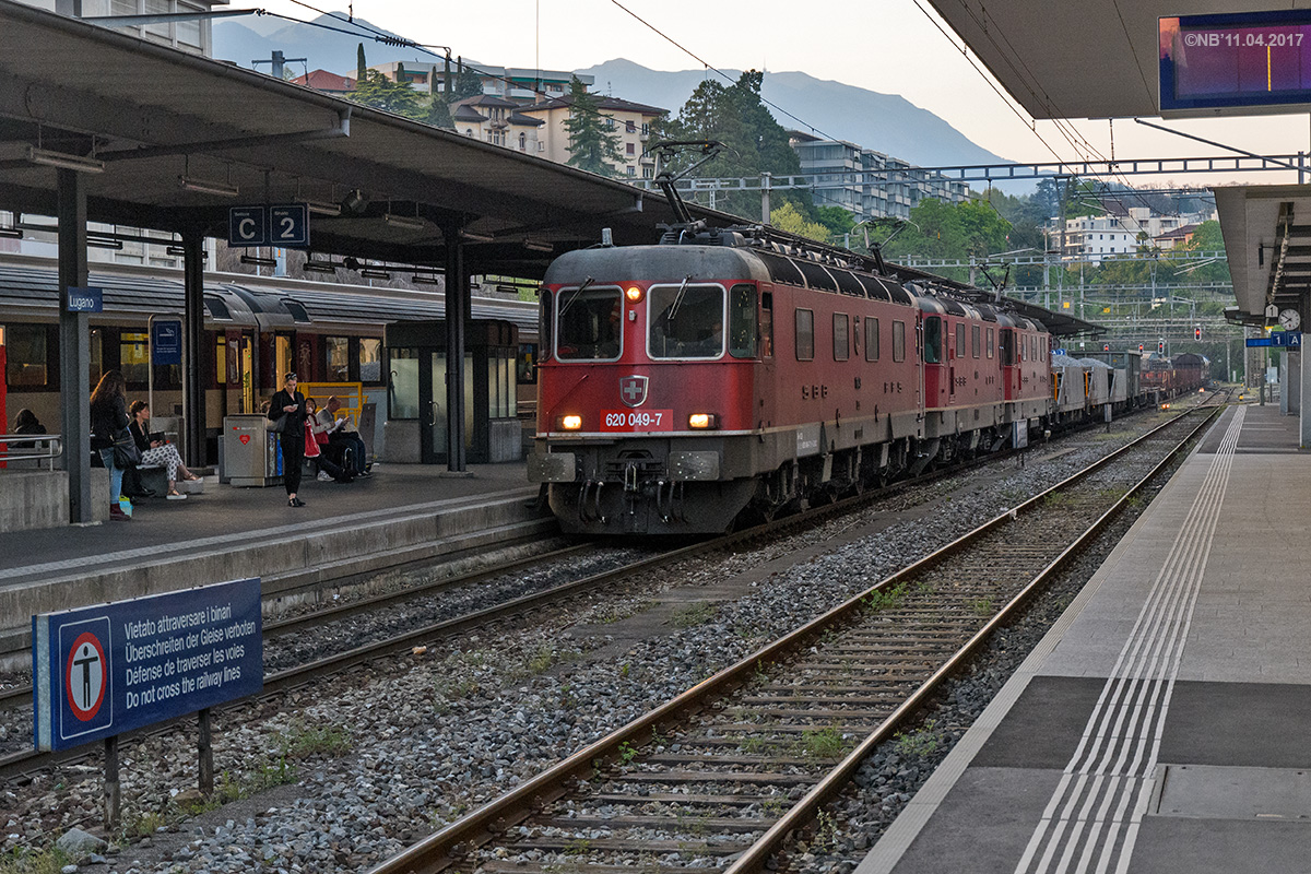 Re 14/14 mit schwerem Güterzug in Lugano