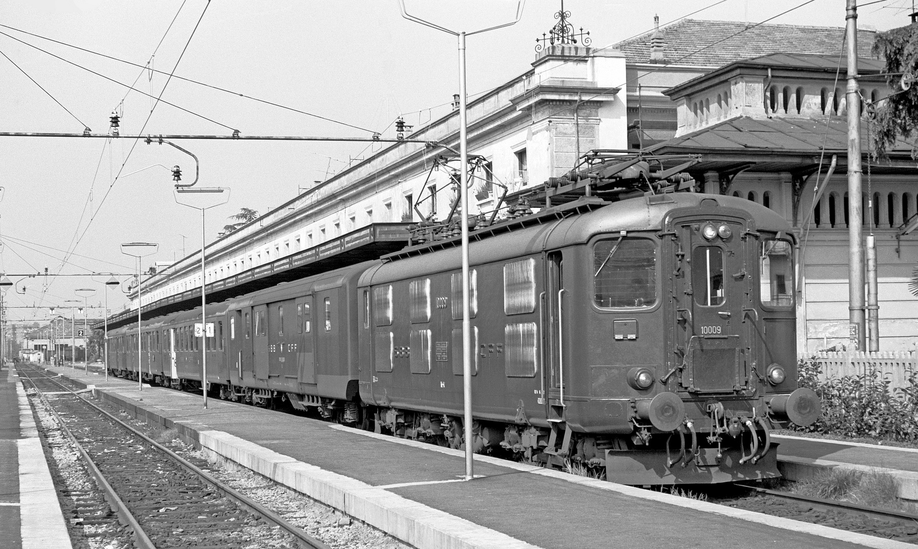 Re 4-4 I Bahnhof Luino 10009  Sommer 1982 