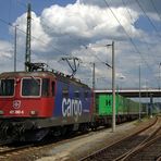 Re 4/4 421 390 6 zieht an