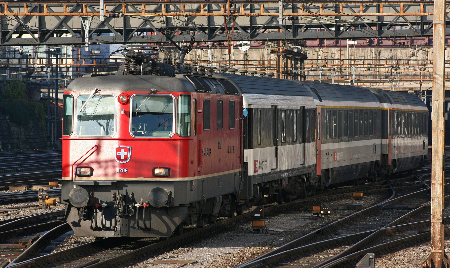 Re 4/4 bei Ausfahrt aus Basel SBB