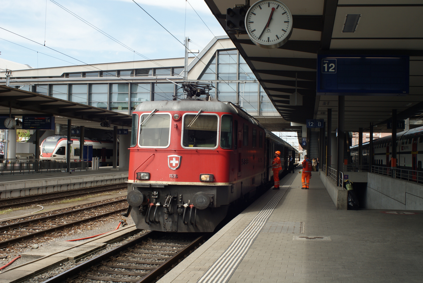 RE 4/4 in Basel SBB beim Ankuppeln