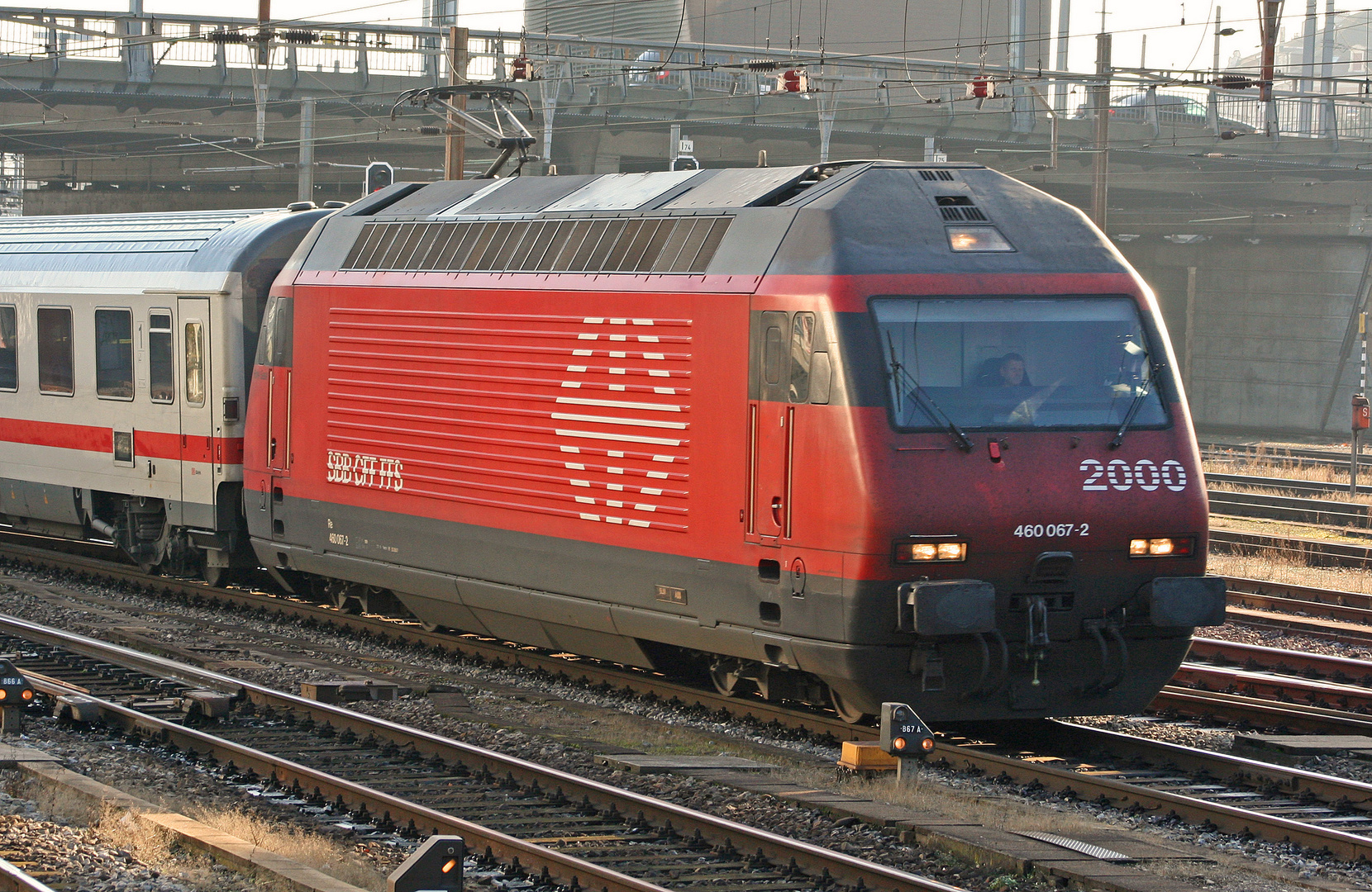 Re 460 067-2 mit ICE- Ersatzzug von Zürich nach Basel Bad Bf