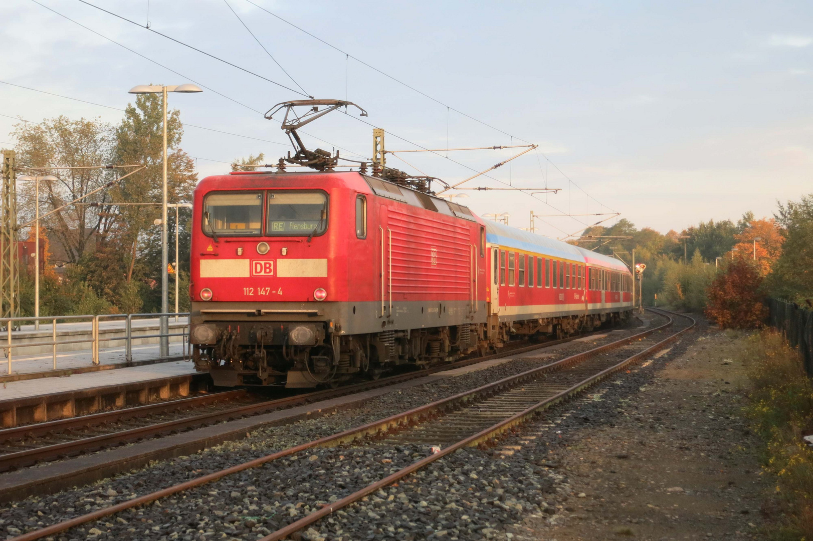 RE Hamburg Hbf - Flensburg  mit 112 147-4 als Schublok