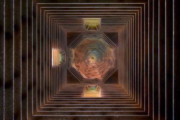 Reading between the lines - Innenansicht der geheimnisvollen Kirche von Borgloon 