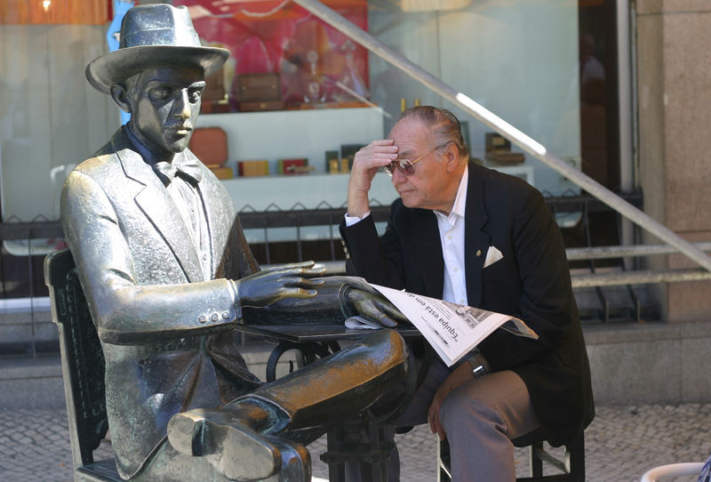 reading with Pessoa