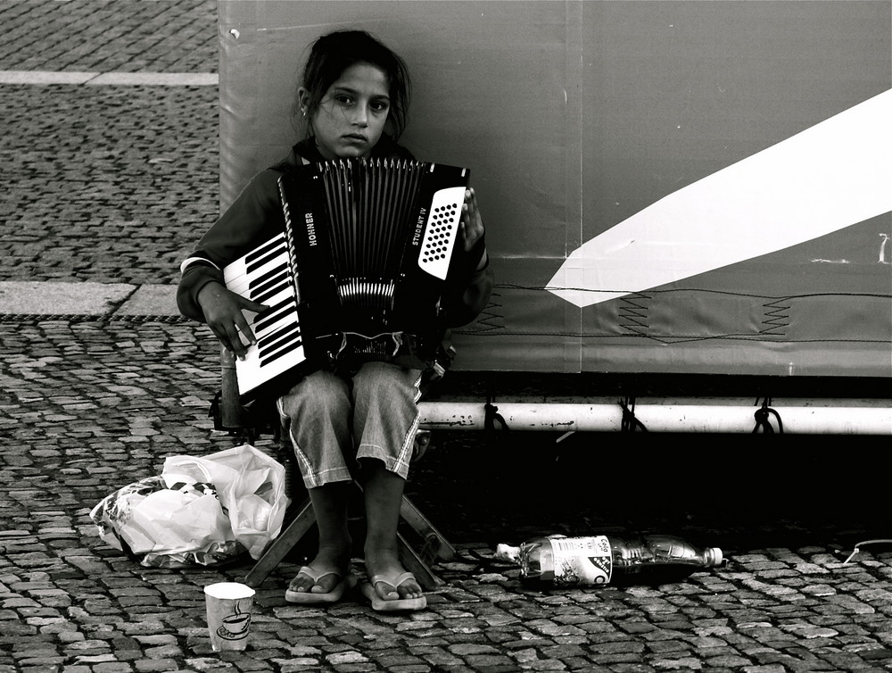 REALLIFE , BERLIN- UNTER DEN LINDEN by luca widmer