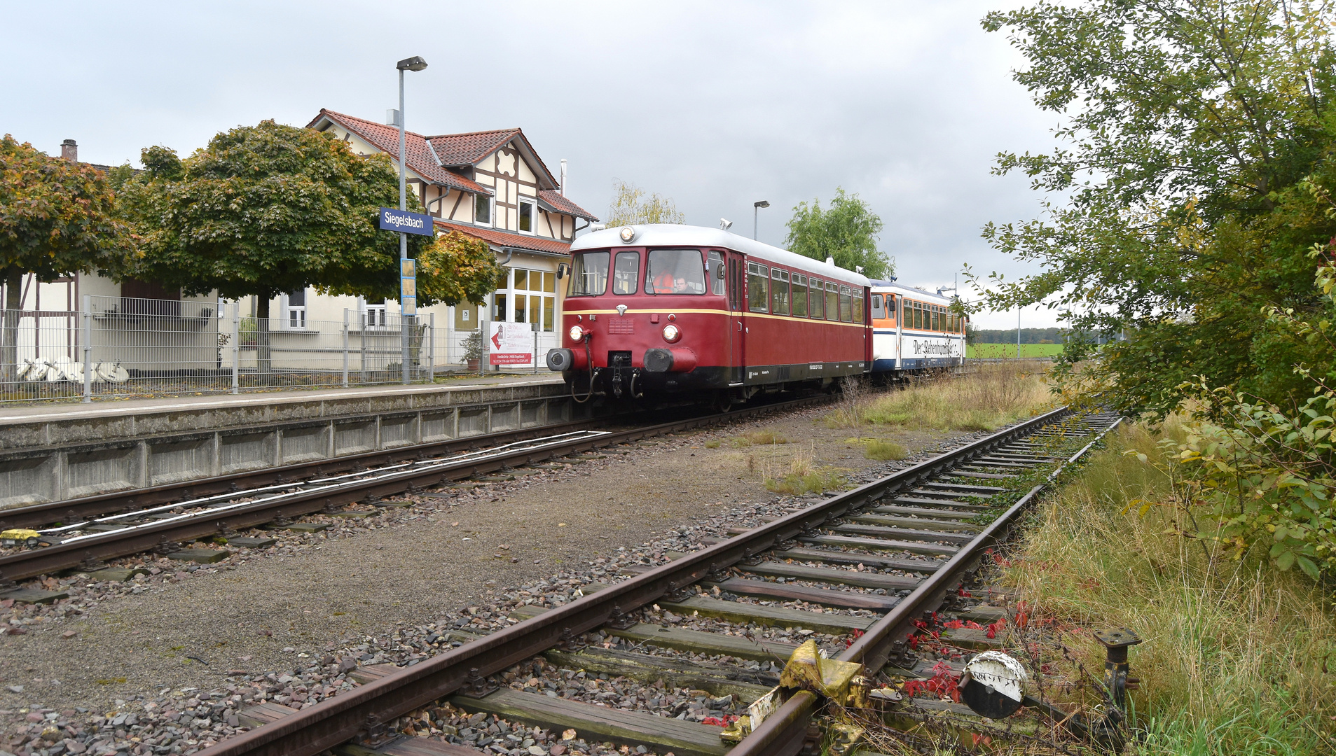 Rebenbummler auf der Krebsbachtalbahn beim Bf Siegelsbach 17.10.2020