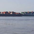Recht dicht fuhren die beiden mächtigen Containerschiffe auf der Elbe aneinander vorbei ...