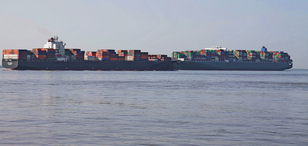 Recht dicht fuhren die beiden mächtigen Containerschiffe auf der Elbe aneinander vorbei ...