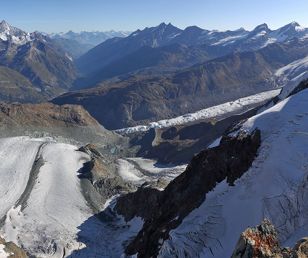 rechte Seite des Tiefblicks vom Kleinmatterhorn aus 3842m...