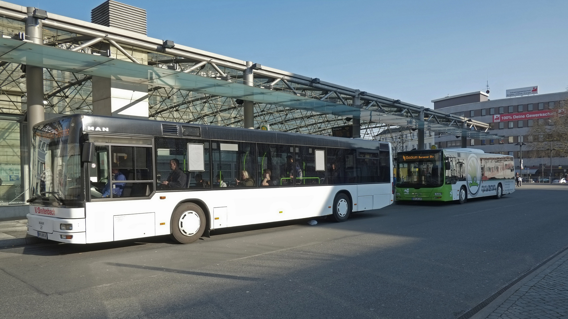 Rechteckige Bus-Insel vor dem Hauptbahnhof Hamm (Westf.) mit filligraner Dachkonstruktion