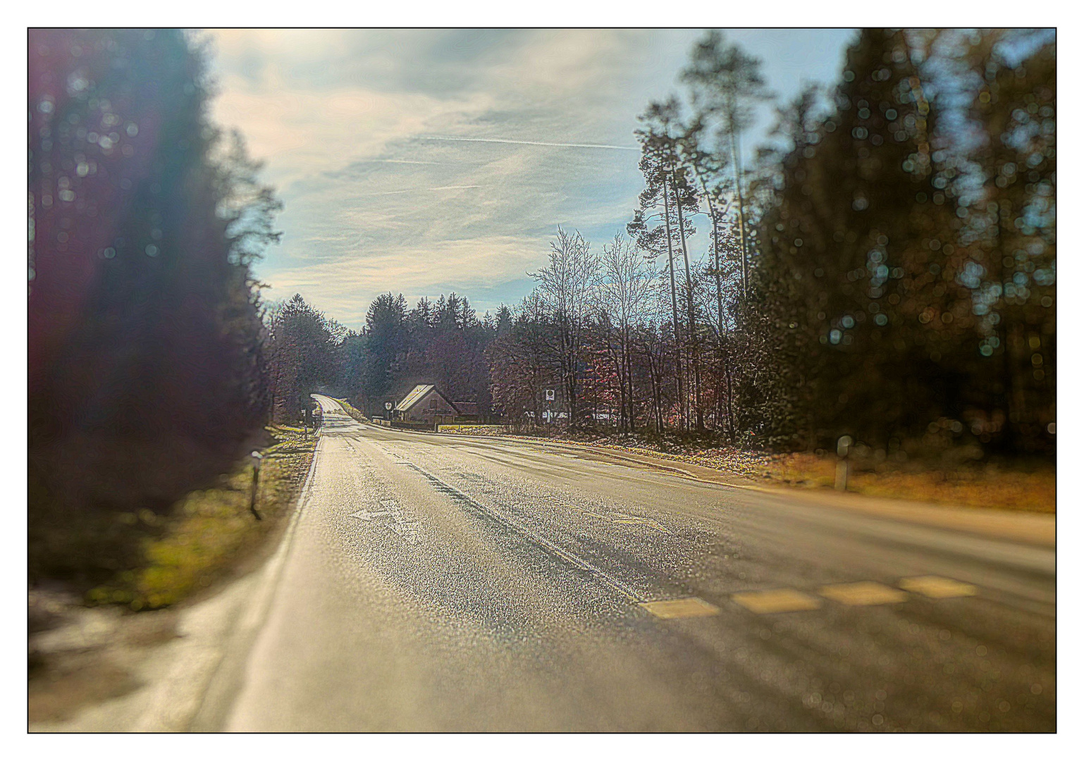  Rechts der Straße die Straßmühle