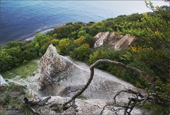 Rechts die Felsen.