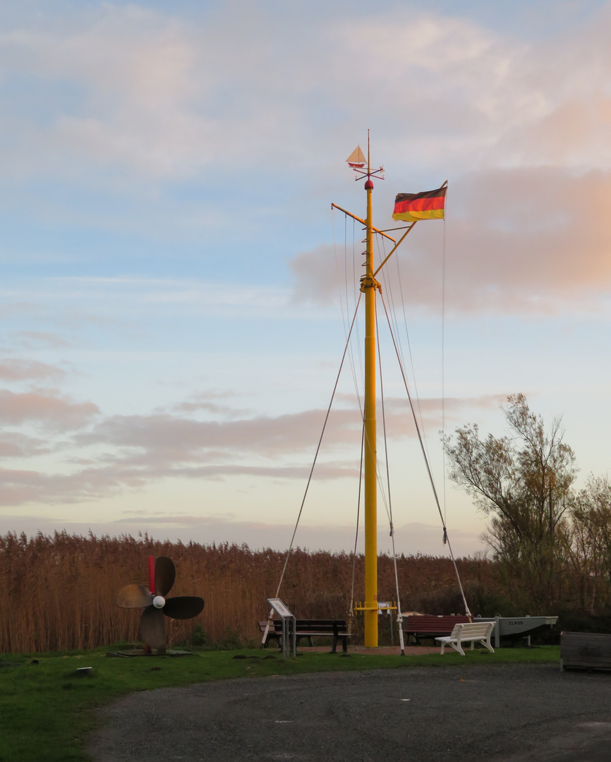 rechts geht es zur Werft Wischhafen  