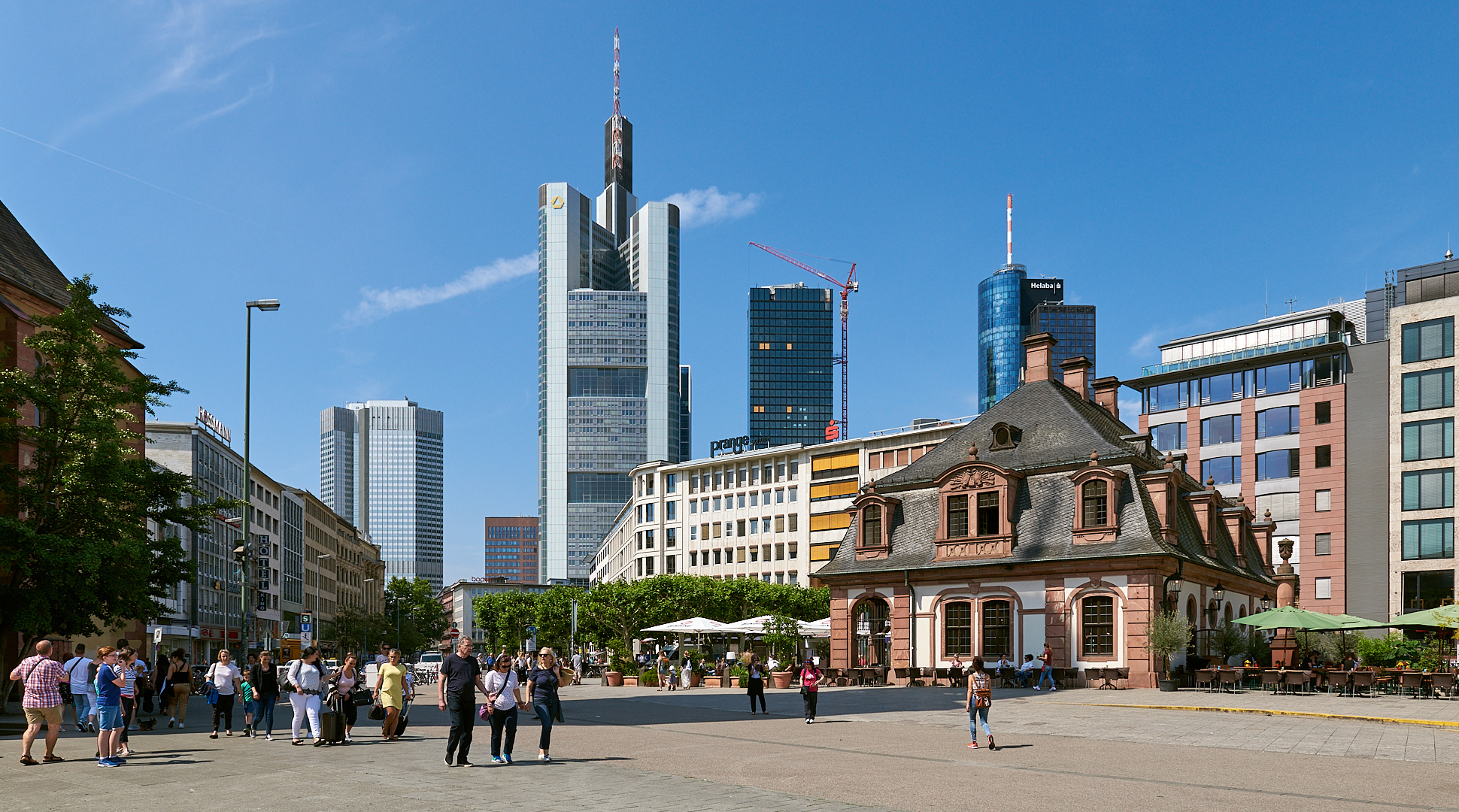 Rechts im Bild die Hauptwache in FFM, sie ist ein barockes Gebäude..