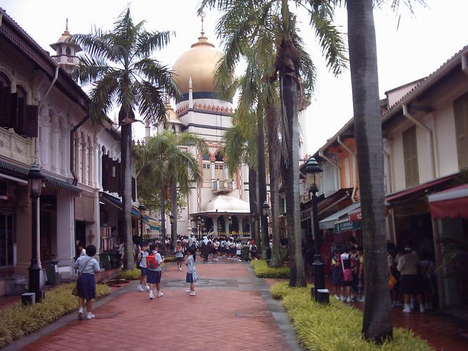 rechts & links der Masjid Sultan Mosche