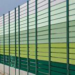 RECHTS NEBEN DIESER SCHALLSCHUTZWAND WERDEN IRGENDWANN DIE GLEISE DER DRESDNER BAHN LIEGEN