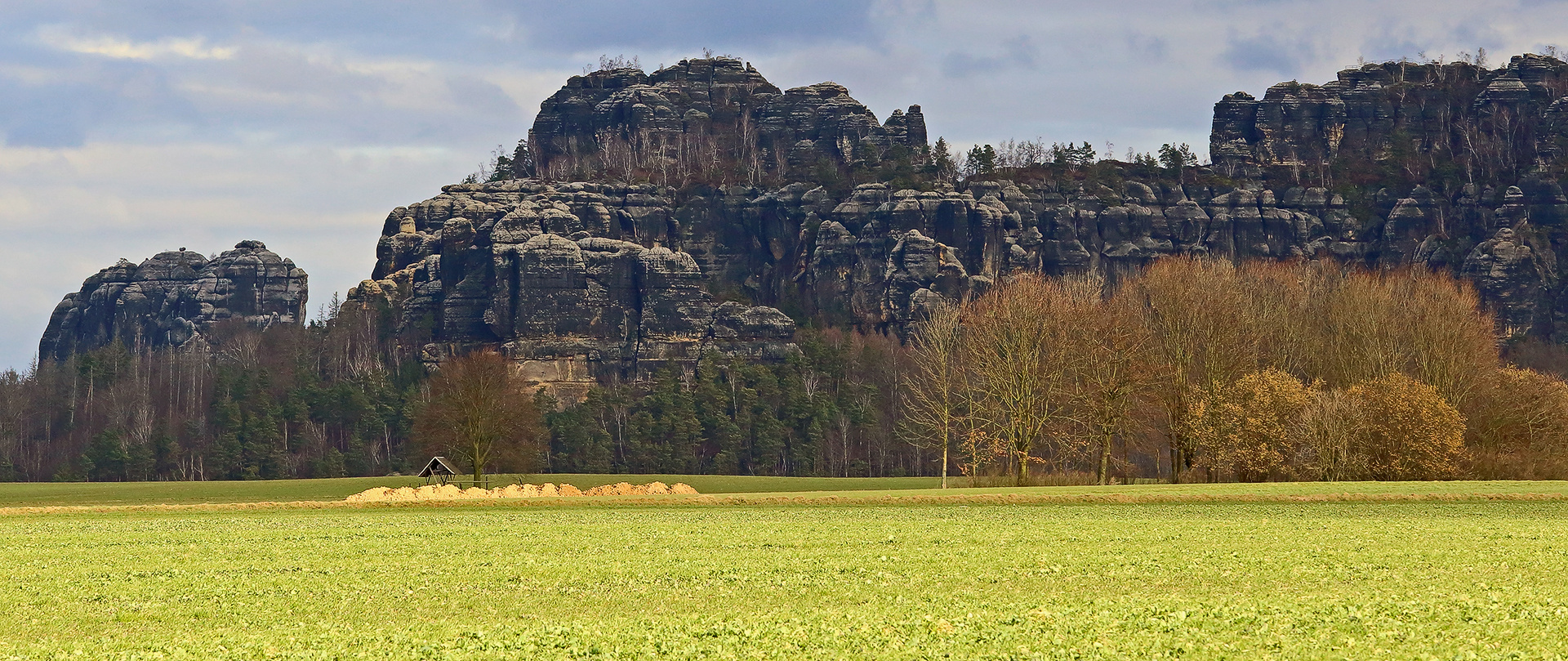 Rechts oben ist das Gitter der Absperrung der Schrammsteinaussicht zu sehen...