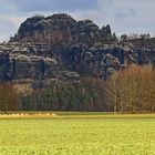 Rechts oben ist das Gitter der Absperrung der Schrammsteinaussicht zu sehen...