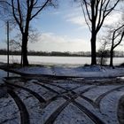 Rechts oder Links? - Kreuzung im Wald mit Spuren im Schnee