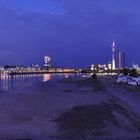 Rechts: Rheinkirmes, links: Opern-Gala